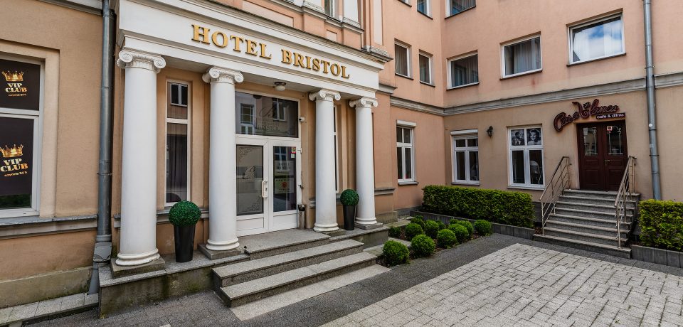 wejście z dziedzińca do hotelu Bristol w Kielcach